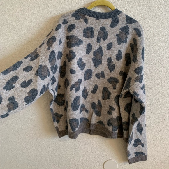 Olivaceous oversized cheetah animal print super soft sweater NWT🌴 - Picture 5 of 6